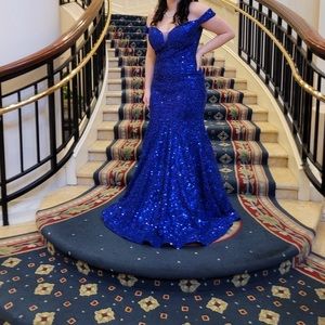 A size Large prom dress! ONLY WORE ONCE!